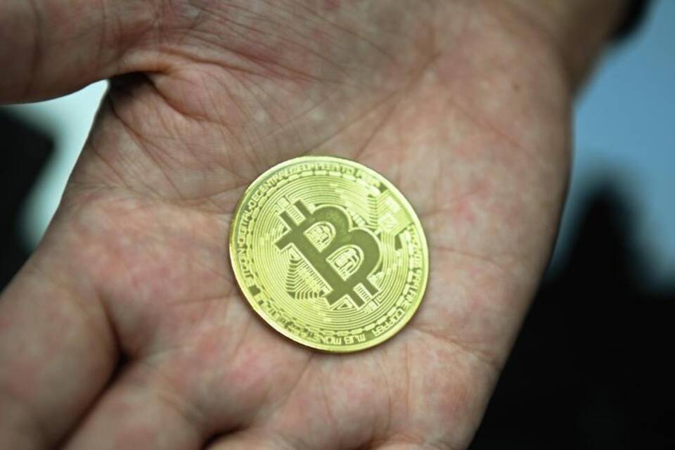 Münze mit Bitcoin-Logo Münze mit Bitcoin-Logo