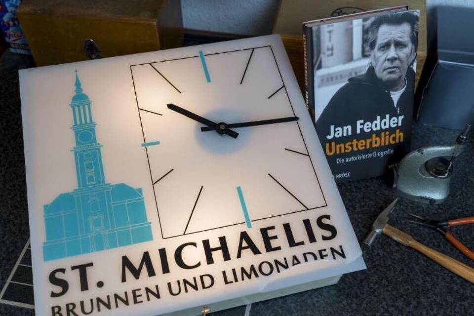 Küchenuhr aus Nachlass des Schauspielers Jan Fedder