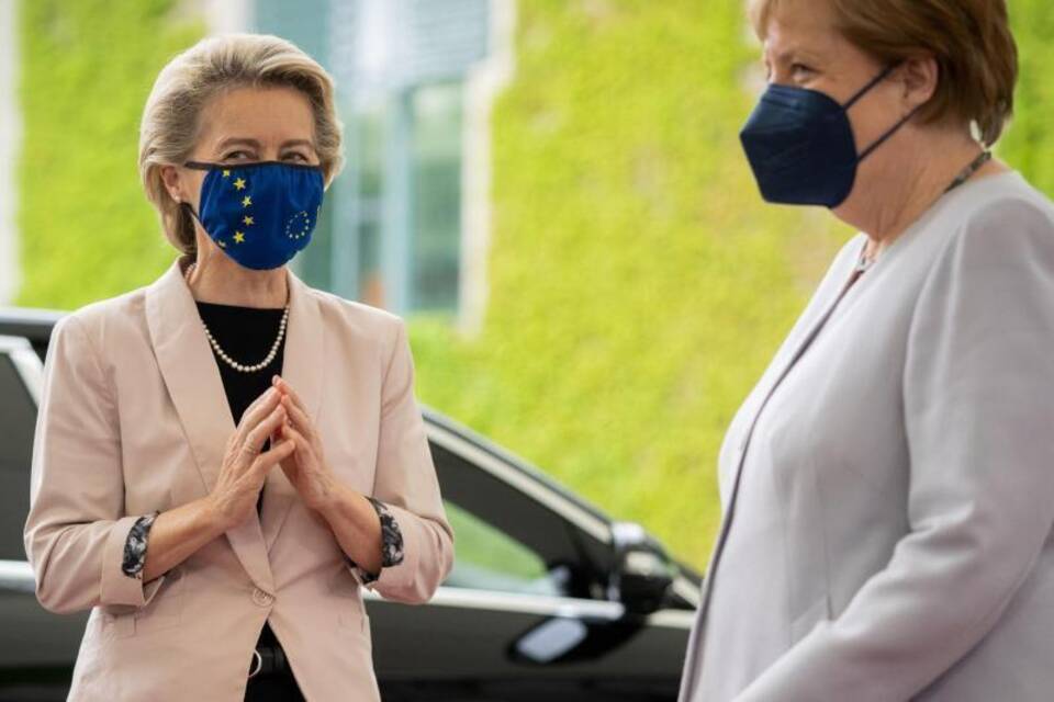 Ursula von der Leyen + Angela Merkel