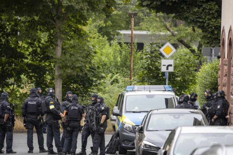 Großeinsatz der Polizei in Frankfurt Großeinsatz der Polizei in Frankfurt