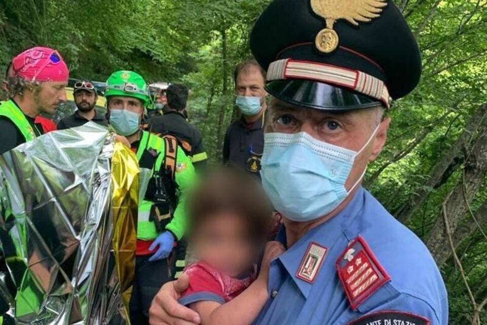 Junge nachts ins Gebirge ausgebüxt Junge nachts ins Gebirge ausgebüxt