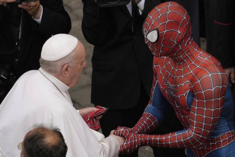 Papst und Spiderman