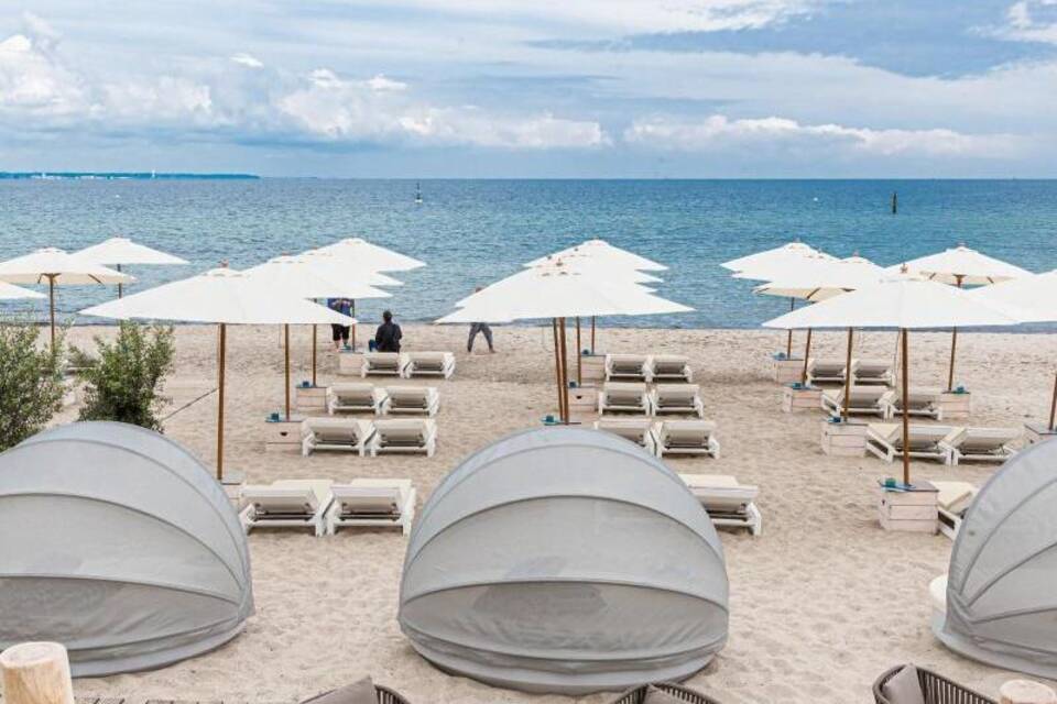 Strandliegen und Sonnenschirme