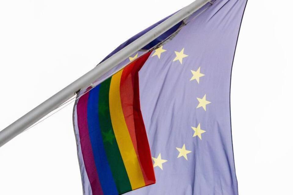 Regenbogen- und EU-Flagge