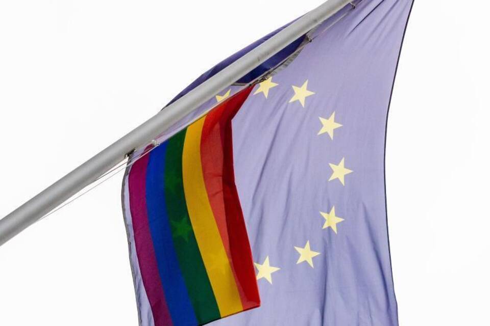 Regenbogen- und EU-Flagge Regenbogen- und EU-Flagge