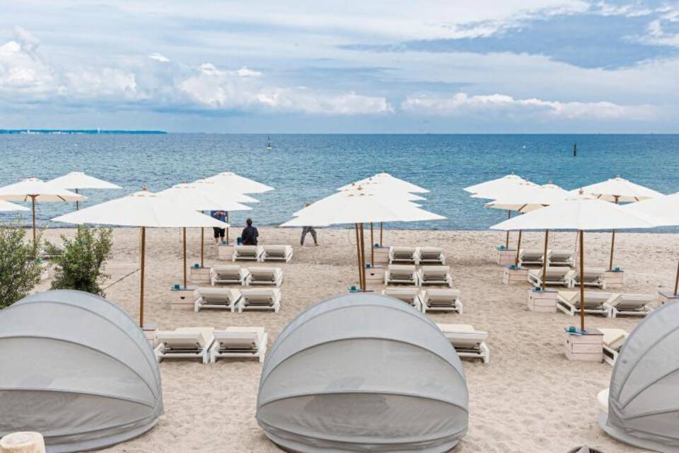 Strandliegen und Sonnenschirme