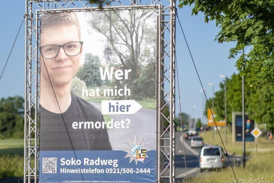 Polizei sucht Täter mit großem Plakat Polizei sucht Täter mit großem Plakat