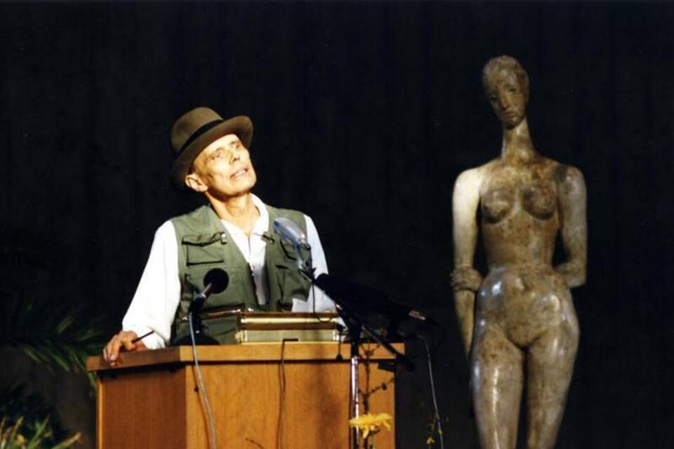 Joseph Beuys bei seiner letzten Rede 1986 im Lehmbruck-Museum Joseph Beuys bei seiner letzten Rede 1986 im Lehmbruck-Museum