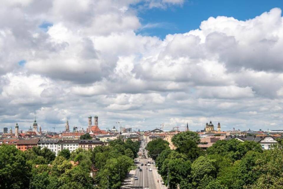 Blau-weißer Himmel über München