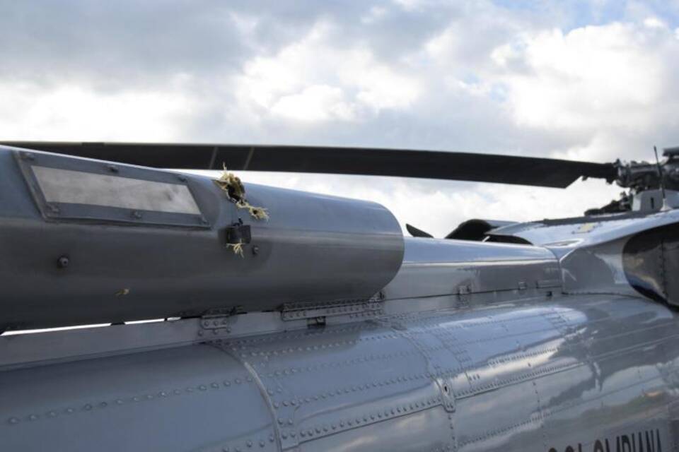 Hubschrauber mit Einschußlöchern Hubschrauber mit Einschußlöchern