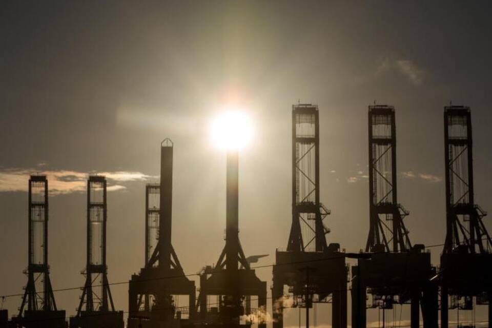 Sonne hinter Containerterminal Sonne hinter Containerterminal
