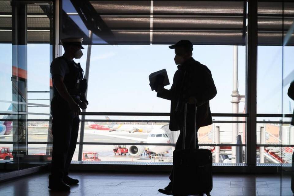 Coronatest-Kontrolle am Flughafen Coronatest-Kontrolle am Flughafen