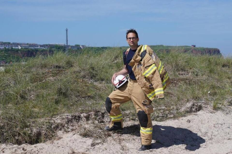 Feuerwehrmann auf Düne
