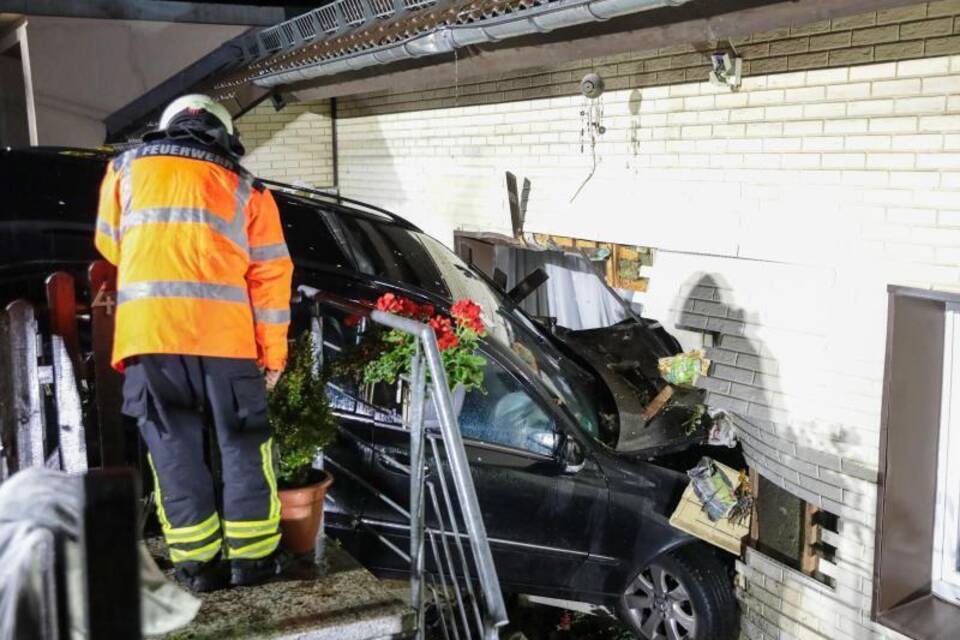 Auto im Wohnzimmerfenster