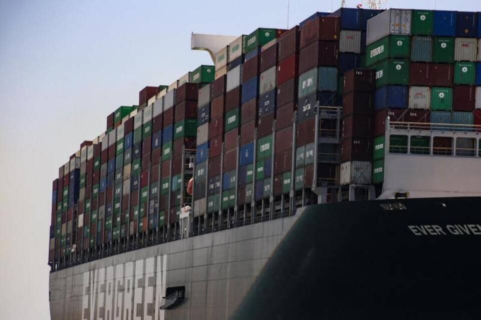 Containerschiff «Ever Given» setzt Fahrt fort