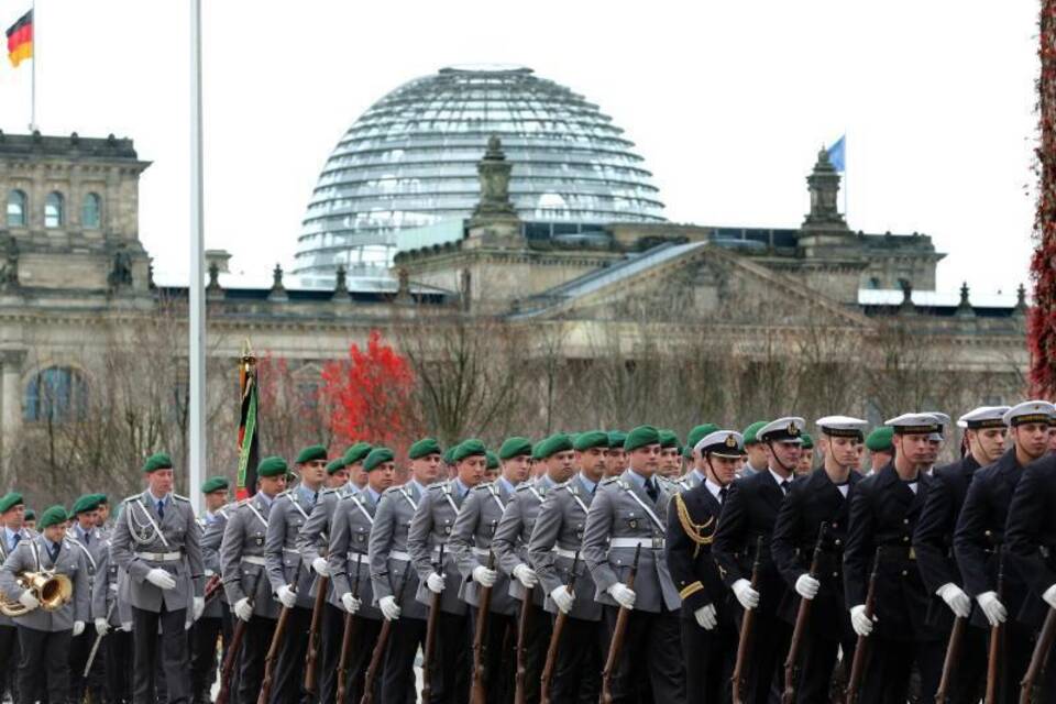 Veteranenverband fordert Afghanistan-Ehrung vor Reichstag Veteranenverband fordert Afghanistan-Ehrung vor Reichstag