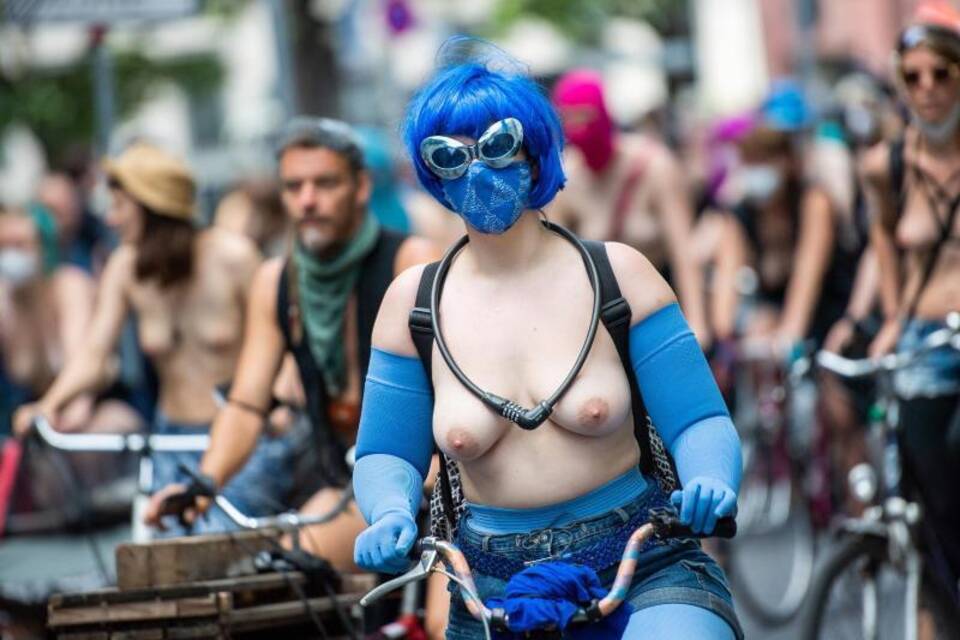 Oben-ohne-Fahrrad-Demonstration in Berlin