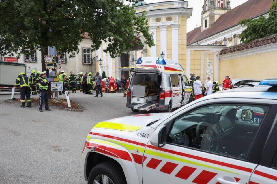 87-Jähriger fährt in Marktstand