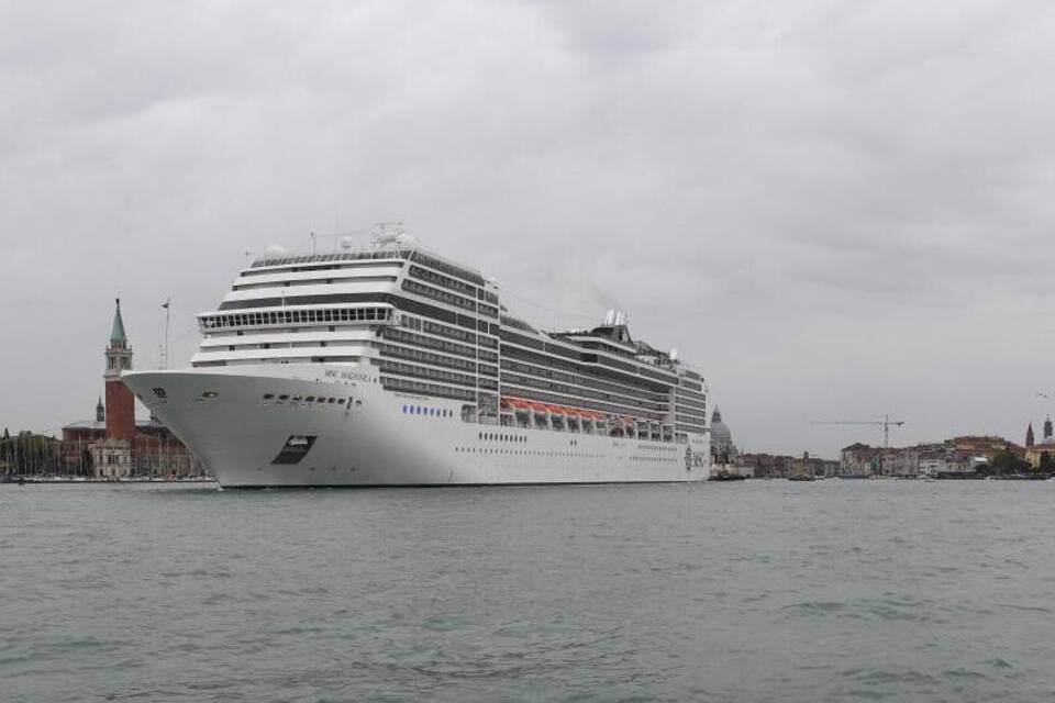 Kreuzfahrtschiff vor Venedig