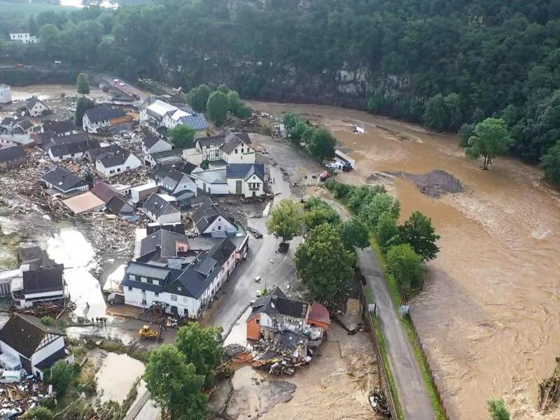Überflutungen und Dauerregen: Mindestens 20 Tote bei ...