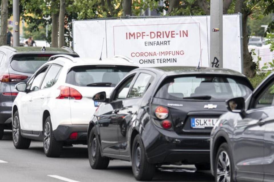 Coronavirus Drive-In-Impfungen in Berlin