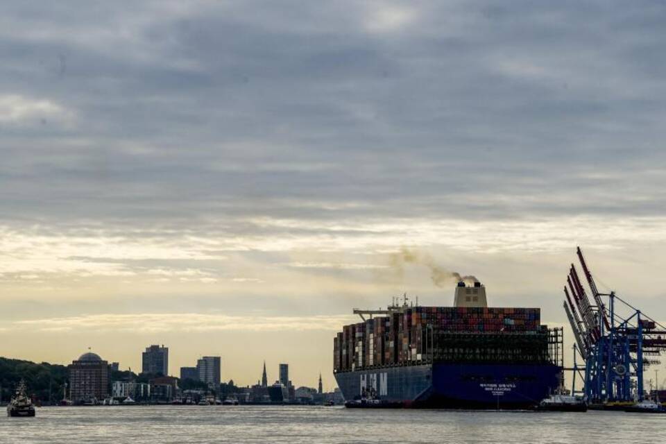 Containerschiff im Hamburger Hafen Containerschiff im Hamburger Hafen