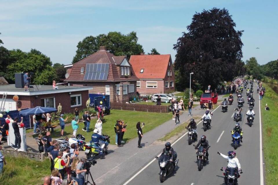 Tausende Motorradfahrer wollen krebskrankem Kind eine Freude mach Tausende Motorradfahrer wollen krebskrankem Kind eine Freude mach