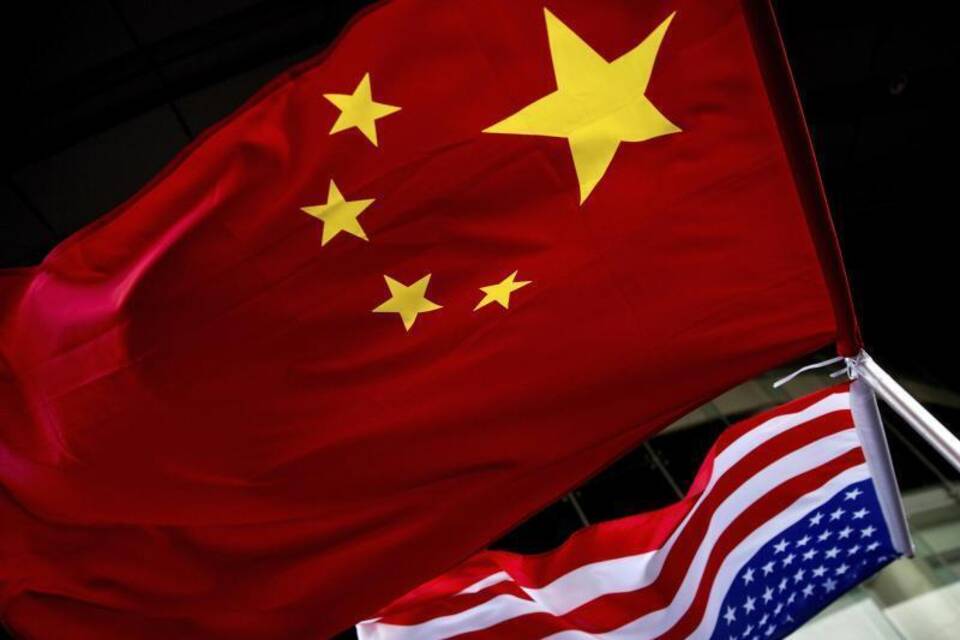 Flaggen von China und den USA Flaggen von China und den USA