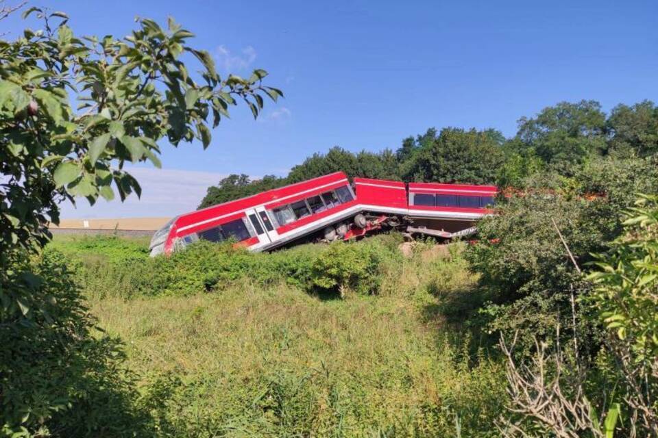 Zug kollidiert mit Lastwagen