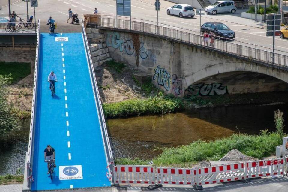 KINA - Beheizte Brücke für Fahrradfahrer KINA - Beheizte Brücke für Fahrradfahrer