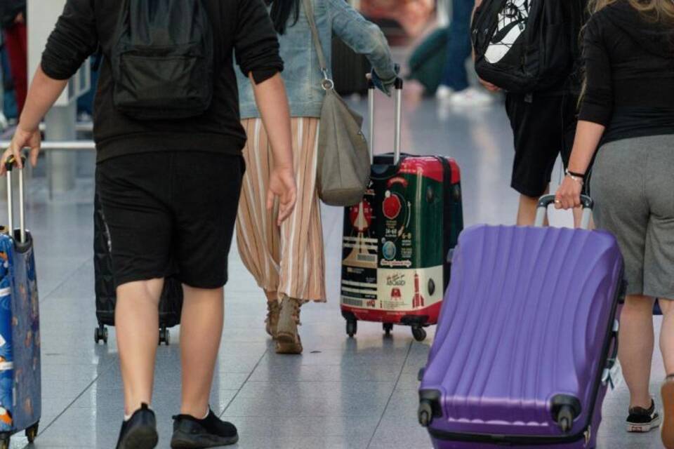 Reisende zu Beginn der Sommerferien Reisende zu Beginn der Sommerferien