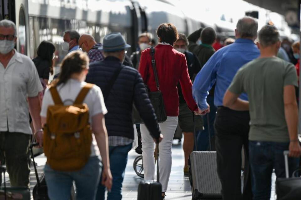 Reisende am Frankfurter Hauptbahnhof