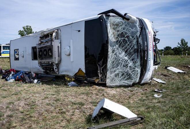 Unfall: Reisebus verunglückt auf A13 - 19 Verletzte - Aus ...