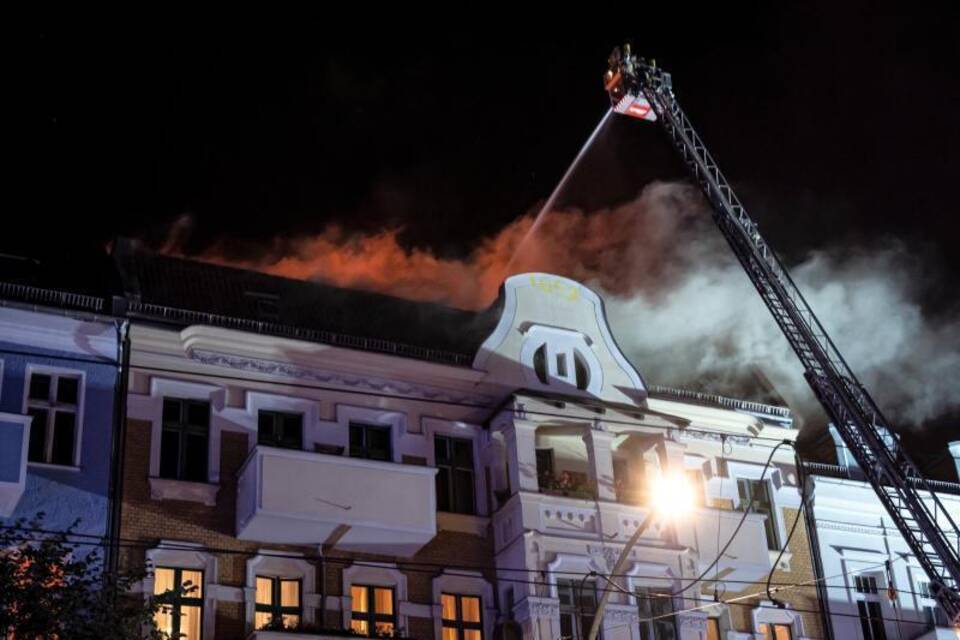 Acht Verletzte bei Wohnhausbrand in Berlin-Pankow