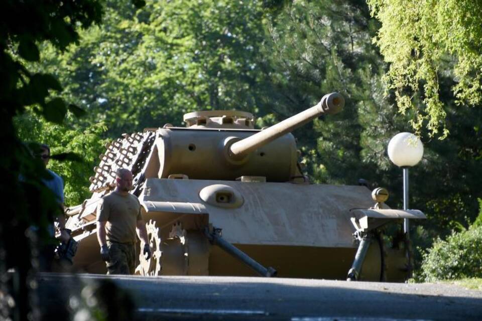 Mann besitzt Weltkriegspanzer Mann besitzt Weltkriegspanzer