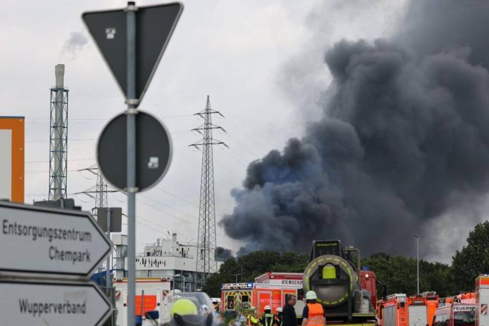 Rauchwolke über Chempark Leverkusen Rauchwolke über Chempark Leverkusen
