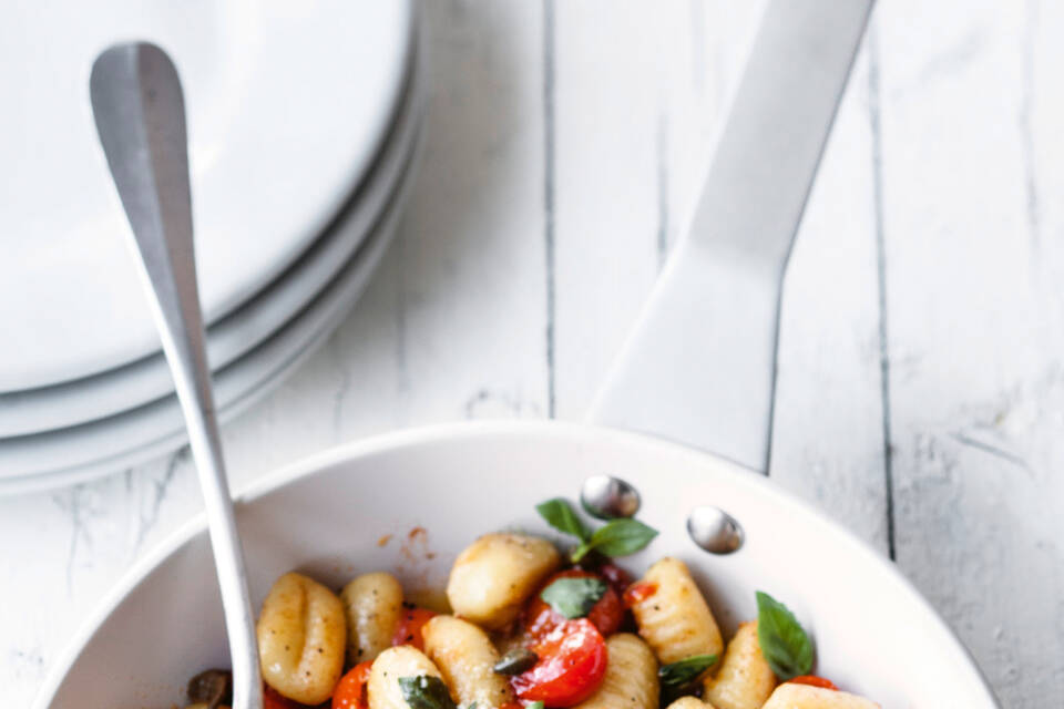 Leicht und lecker: Gnocchi mit Kirschtomaten und Kapern-Butter - Essen ...
