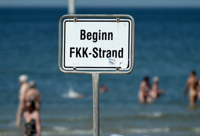 Nackt am strand nudisten FKK in