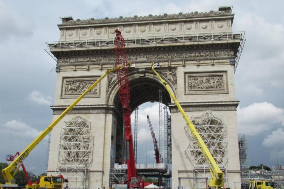 Christo-Verhüllung am Triumphbogen in Paris