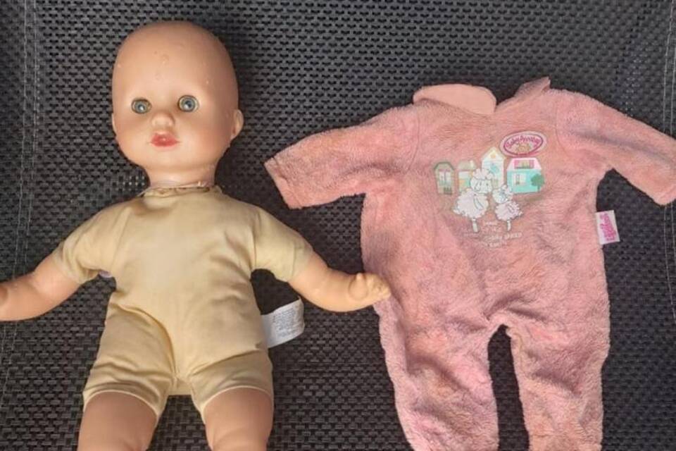 Puppe in Flut-Gebiet gefunden - Helfer suchen Besitzer Puppe in Flut-Gebiet gefunden - Helfer suchen Besitzer
