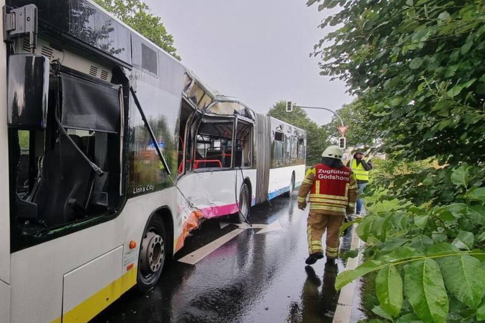 Lkw prallt in Linienbus Lkw prallt in Linienbus