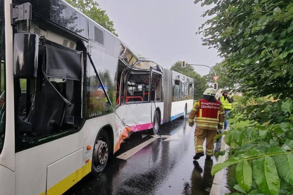 Lkw prallt in Linienbus