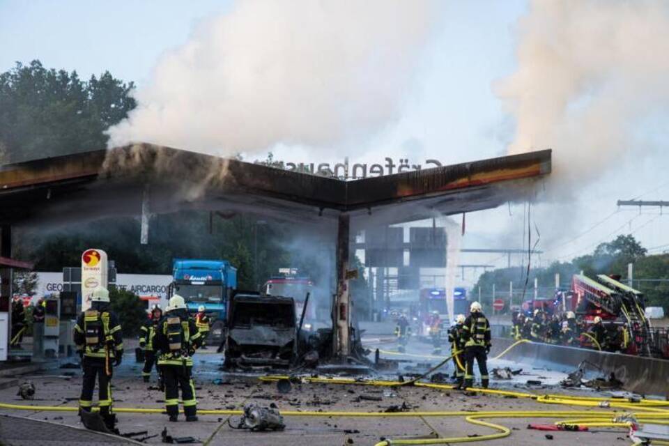 Brand an Autobahn-Tankstelle