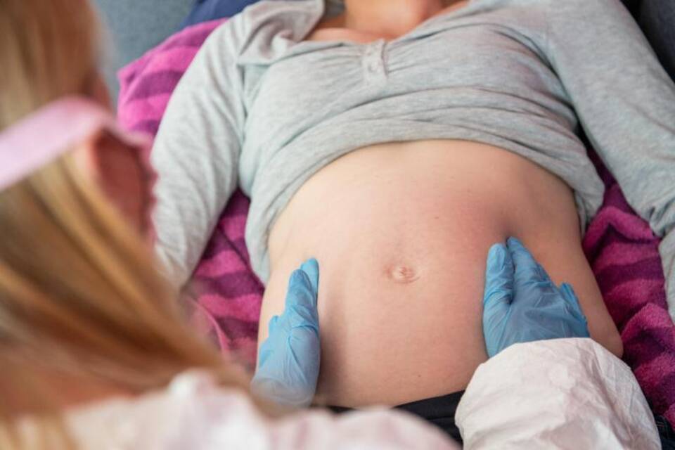 Untersuchung einer schwangeren Frau Untersuchung einer schwangeren Frau