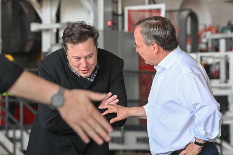 Wahlkampf CDU - Laschet und Musk besuchen Tesla Fabrik