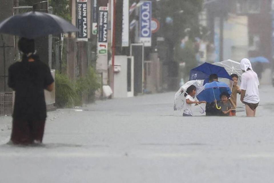 Japan leidet weiter unter massiven Regenfällen Japan leidet weiter unter massiven Regenfällen