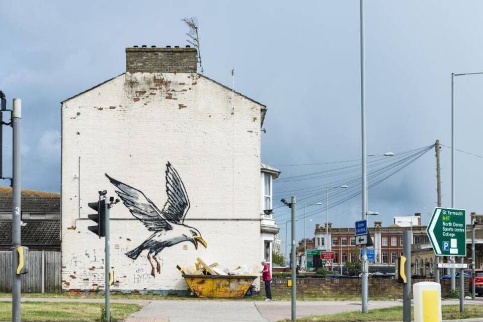 Banksy bekennt sich zu Werken an englischer Nordseeküste