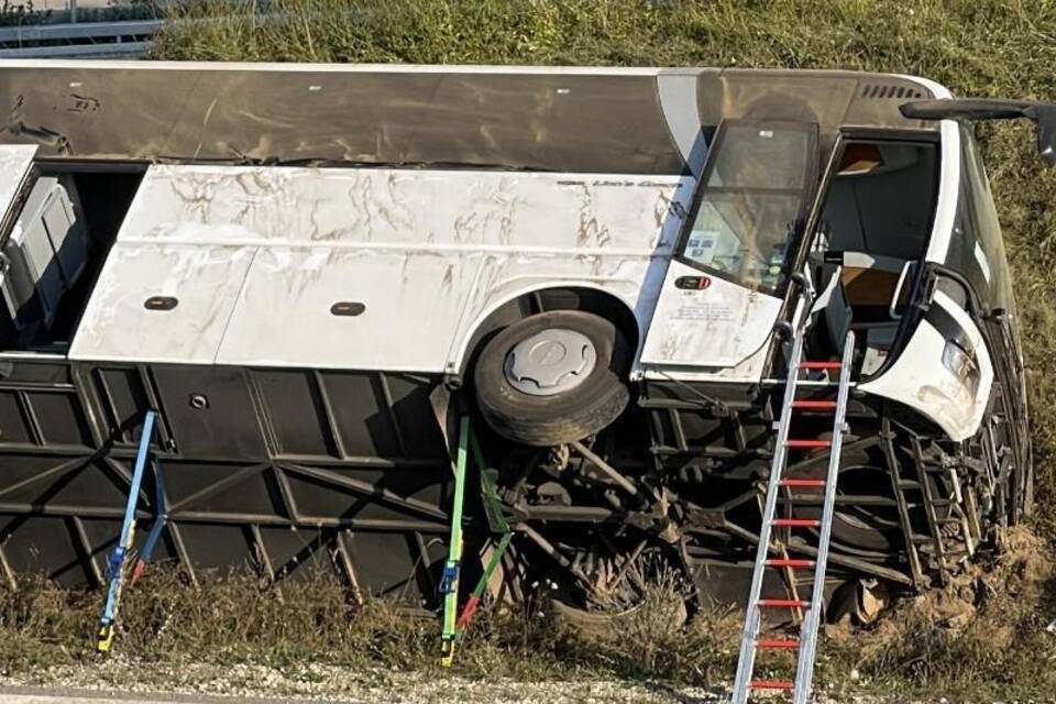 Reisebus in Niederbayern umgekippt