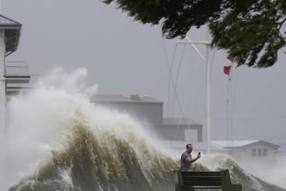 Hurrikan «Ida» trifft aufs Festland