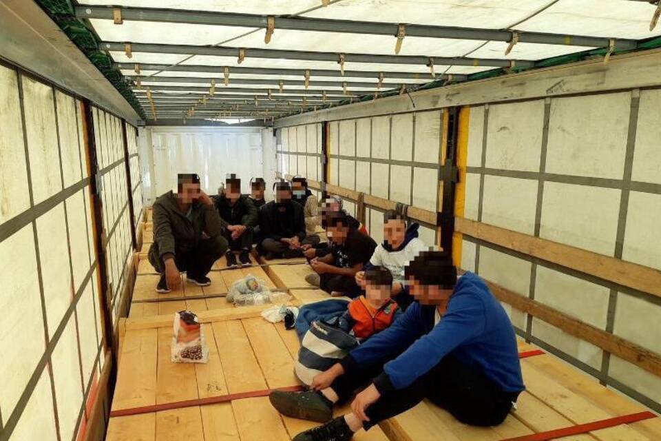 Migranten in einem Güterzug